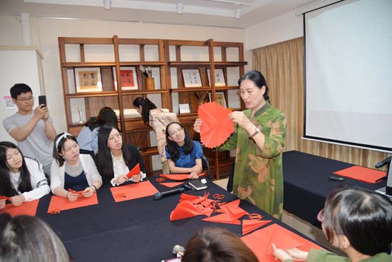 Yuncheng paper-cuts dazzle Beijing university students