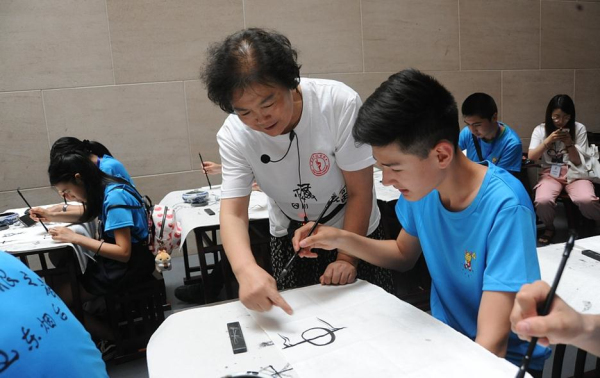 Overseas teens learn about ancient Chinese characters