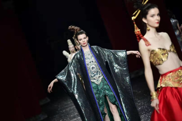 Intl fashion show staged in Jinan