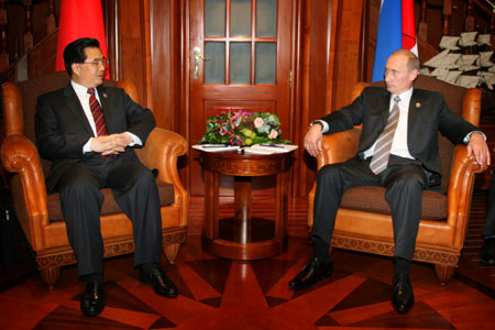 Russian President Vladimir Putin talks to China's President Hu Jintao during a bilateral meeting on the sideline of the G8 summit in St Petersburg July 17, 2006. [Reuters]