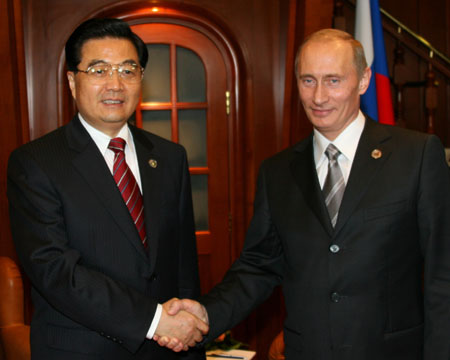 Russian President Vladimir Putin talks to China's President Hu Jintao during a bilateral meeting on the sideline of the G8 summit in St Petersburg July 17, 2006. [Reuters]