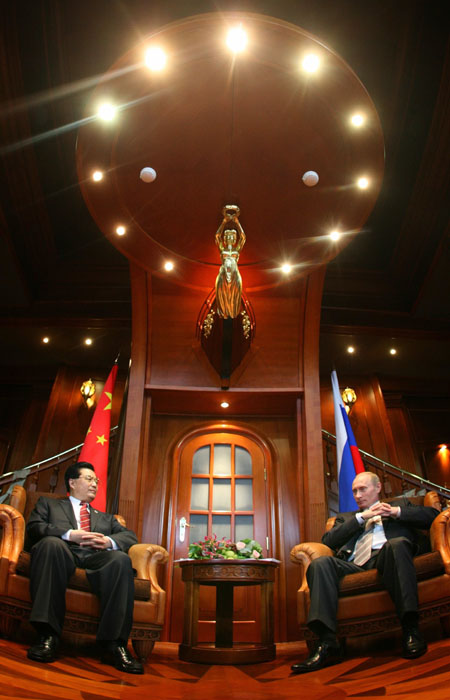 Russian President Vladimir Putin talks to China's President Hu Jintao during a bilateral meeting on the sideline of the G8 summit in St Petersburg July 17, 2006. [Reuters]