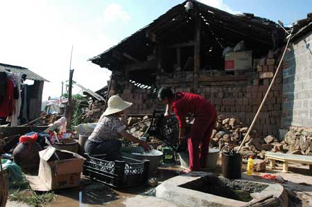 Local residents search for their belongings following a strong earthquake in Ning'er, Southwest China's Yunnan Province, June 3, 2007. The 6.4-magnitude quake struck the county seat of Ning'er shortly after 5:30 a.m. (2130 GMT Saturday), bringing down houses and killing at least three people, one a 4-year-old, and injuring 300, Xinhua reported. [Life News]