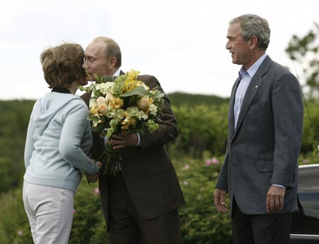 Bush, Putin try to mend fences