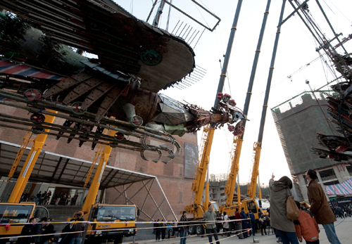 Art work 'Phoenix' debuts in Beijing