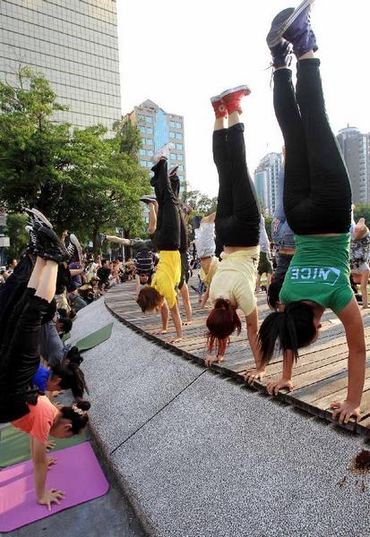 Handstand performance attracts citizens in Taipei