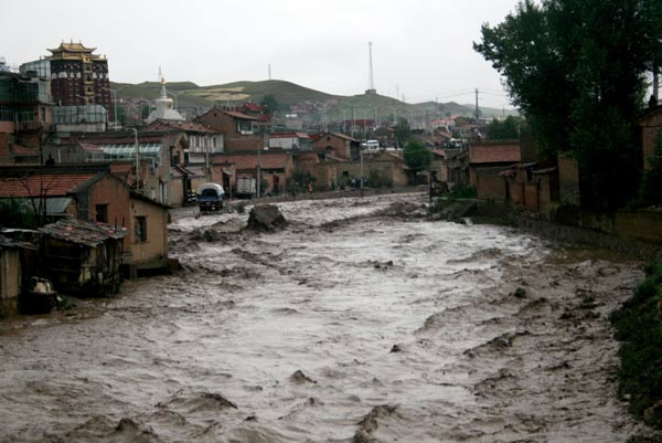 Roaring river floods NW Chinese city