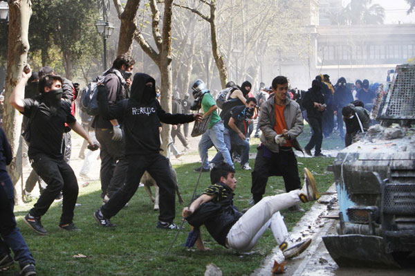 Chile: Students riot demanding education reform