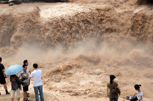 Grand waterfall attracts tourists