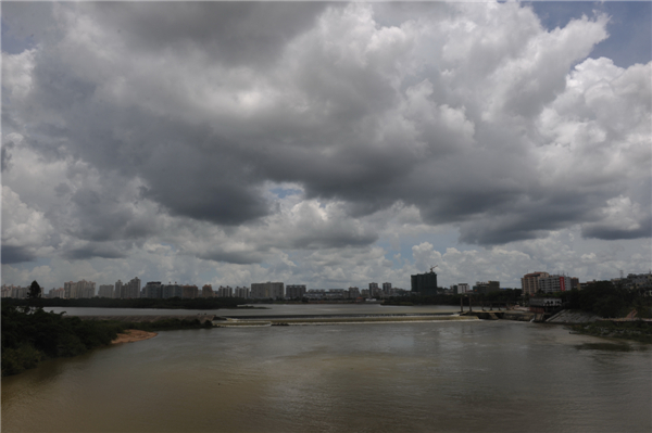 Typhoon Jebi barrels down on Hainan Island