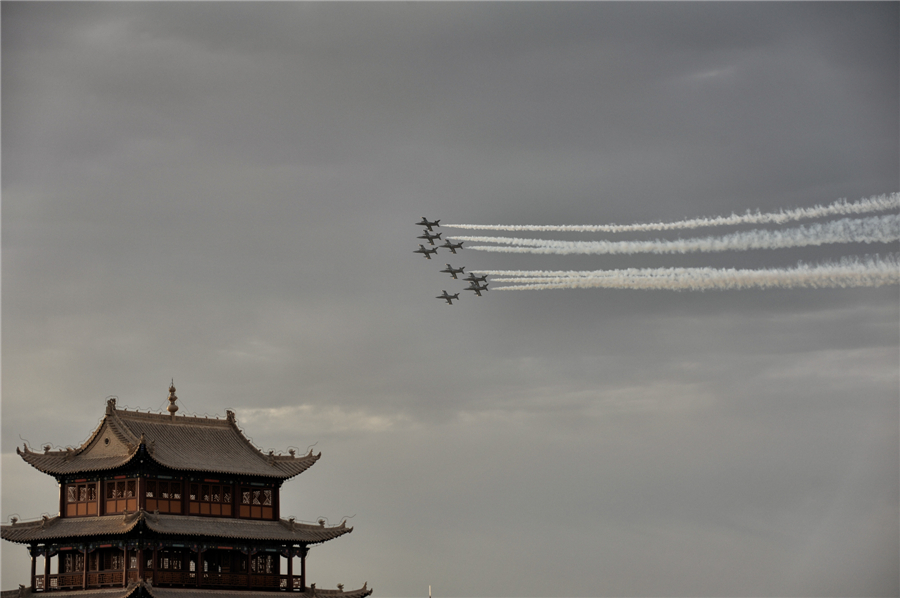 Famed aerobatic team puts on show in Gansu