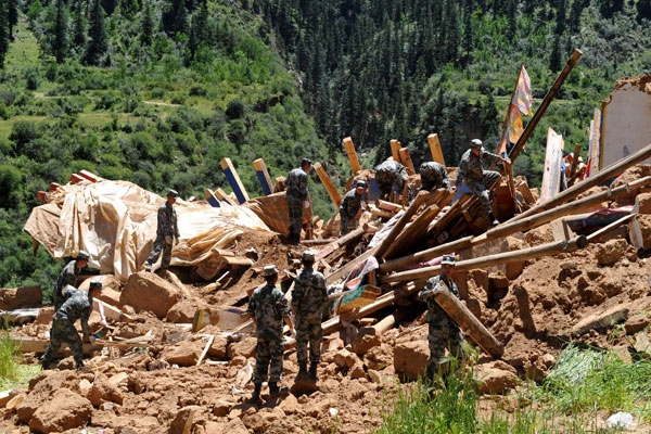 Rescue workers arrive after quake in Tibet