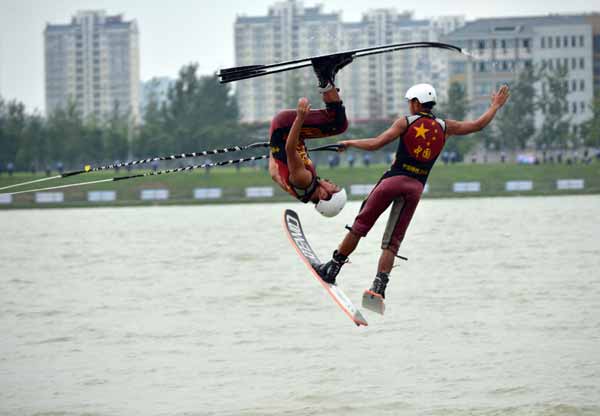 Stunt spectacle kicks off rowing championships