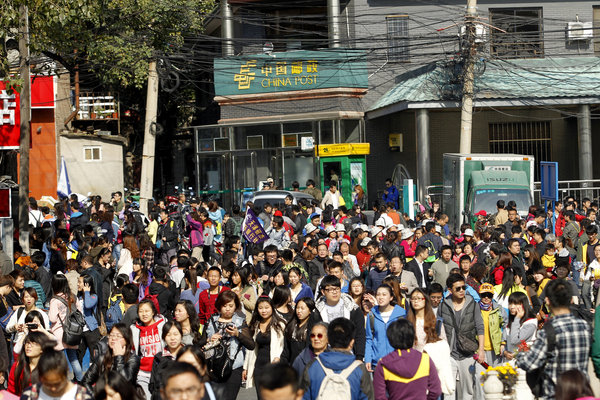 Visitors pack Fragrant Hills Park in Beijing