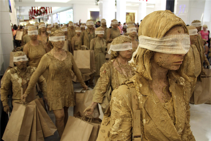 Art students take protest to the mall