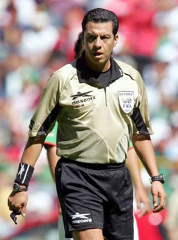 Mexican referee Benito Armando Archundia Tellez looks on during a friendly soccer match at the Azteca stadium in Mexico City in this November 13, 2005 file photo. Tellez is one of the 23 referees selected for the upcoming 2006 World Cup during a meeting in Zurich March 31, 2006. Picture taken November 13, 2005. [Reuters]