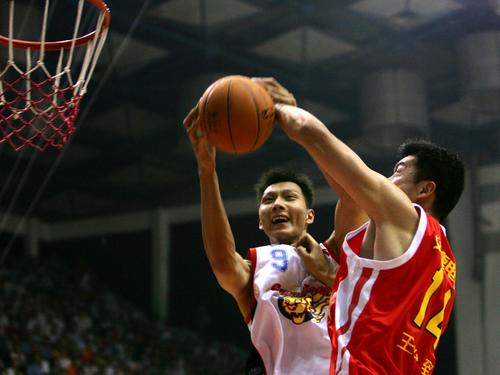 Yi spoils Wang's comeback in 104-98 opener victory