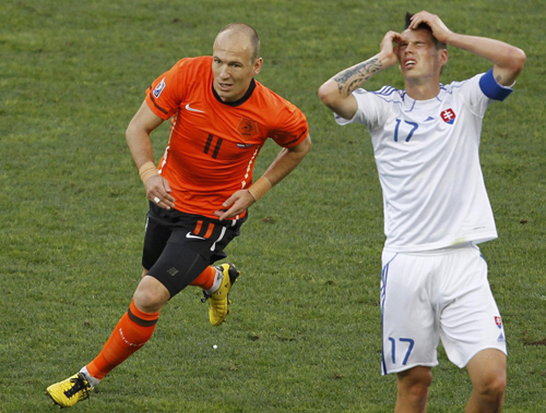 Dutch beat Slovakia to reach last eight