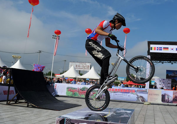 Cyclists bring their tricks to NE China