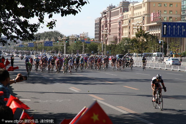 World-class cyclists ride around Beijing