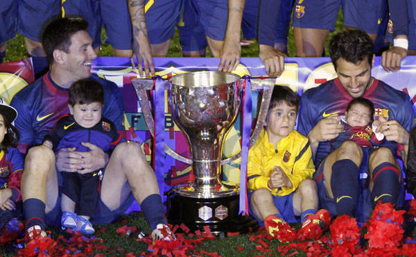 Barca close on 100 points, lifts La Liga trophy