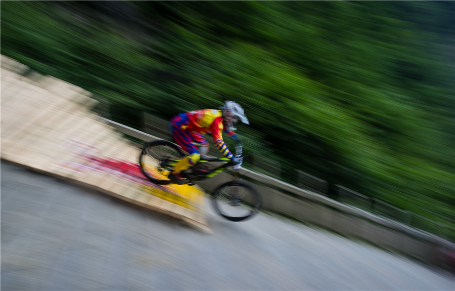 Uphill battle for cyclists in downhill race in Zhangjiajie