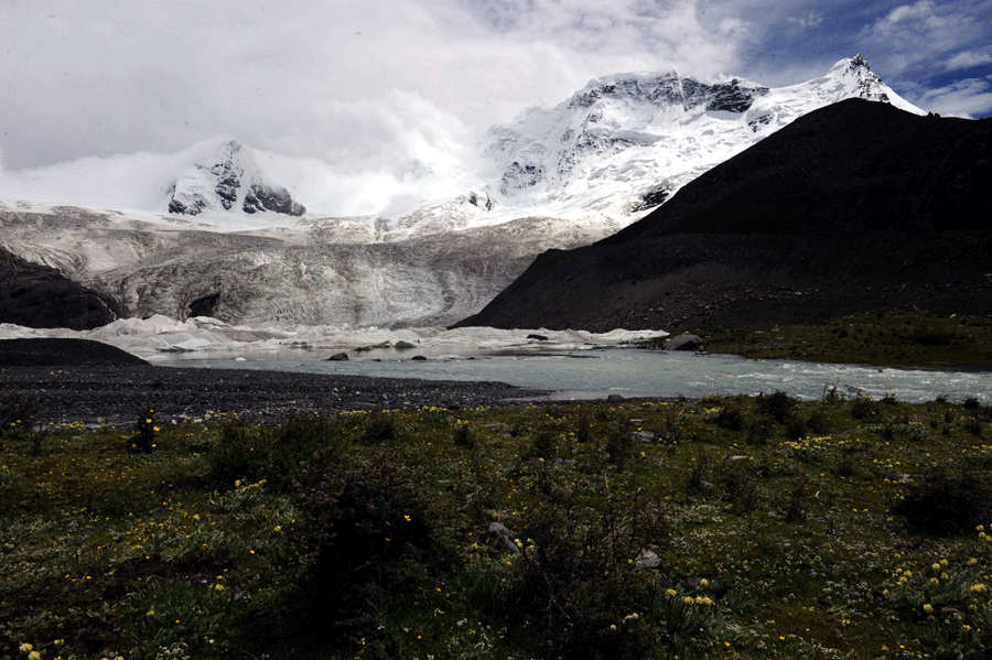 Glaciers on Sapukonglagabo Mountain, China's Tibet