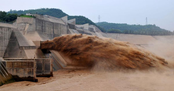 Tourists visit Xiaolangdi Reservoir on Yellow River