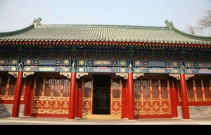 Foreign tourists visit Temple of Heaven in Beijing