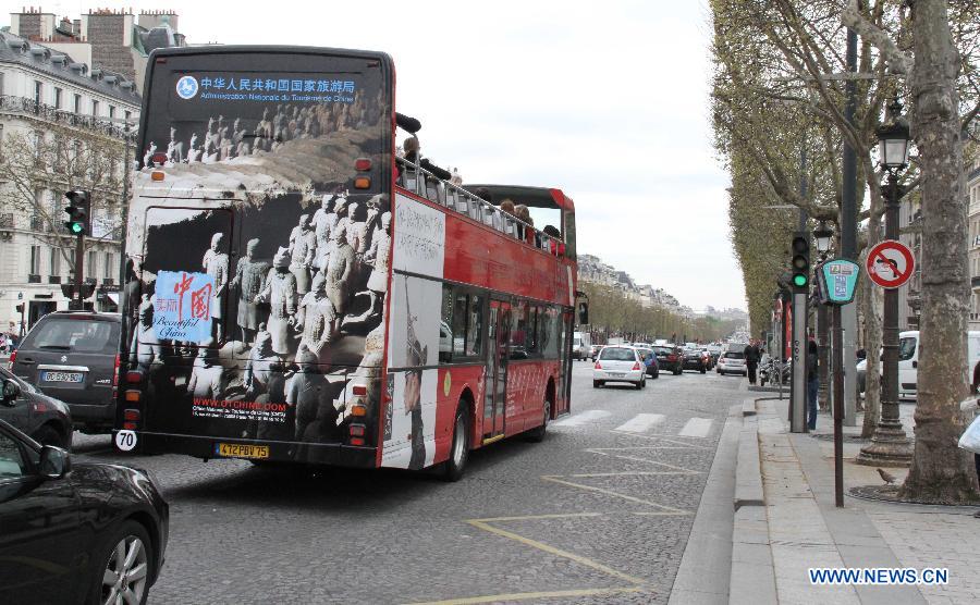 Tourist bus presents China's charm in Paris