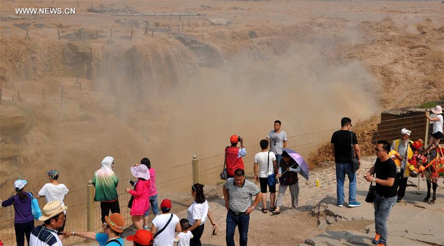 Water volume at Hukou Waterfall surges, attracting lots of tourists