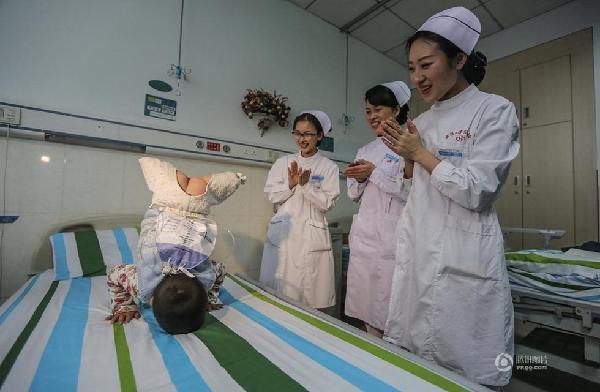 Legless boy dances to <EM>Little Apple</EM>