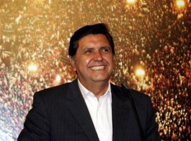 Peru's presidential candidate Alan Garcia smiles at a news conference after exit polls showed him to be leading the elections in Lima, June 4, 2006. [Reuters]