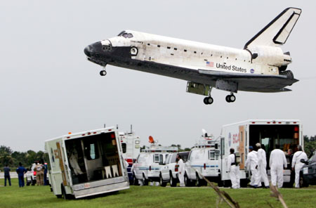 The space shuttle Discovery angles towards the runway as it completes Mission STS-121 at the Kennedy Space Center in Cape Canaveral, Florida July 17, 2006. [Reuters]