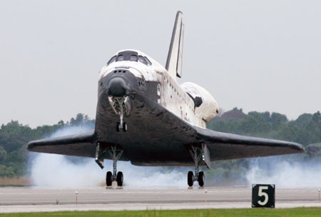 The space shuttle Discovery is slowed by a parachute as it completes Mission STS-121 at the Kennedy Space Center in Cape Canaveral, Florida July 17, 2006. [Reuters]