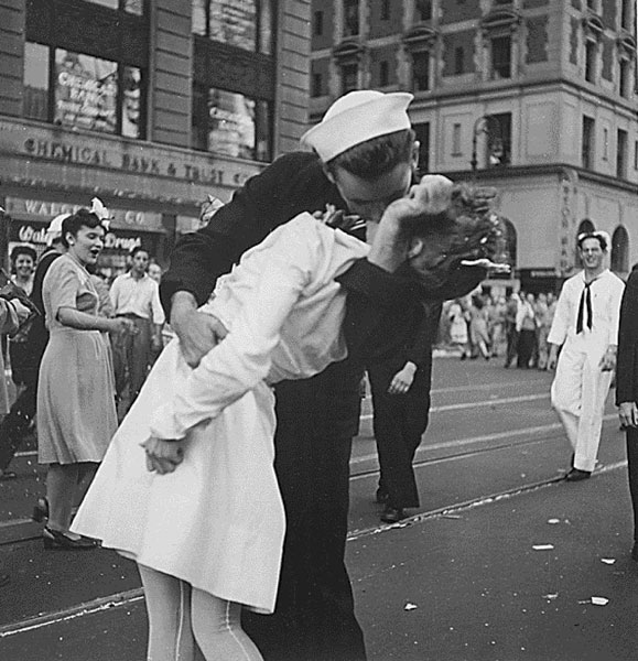 'Kiss-In' couples take over NY's Times Square