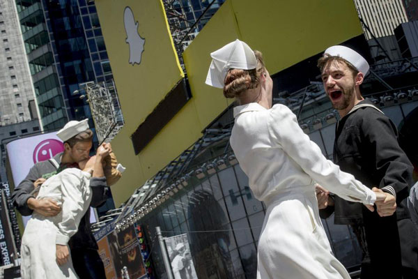 'Kiss-In' couples take over NY's Times Square