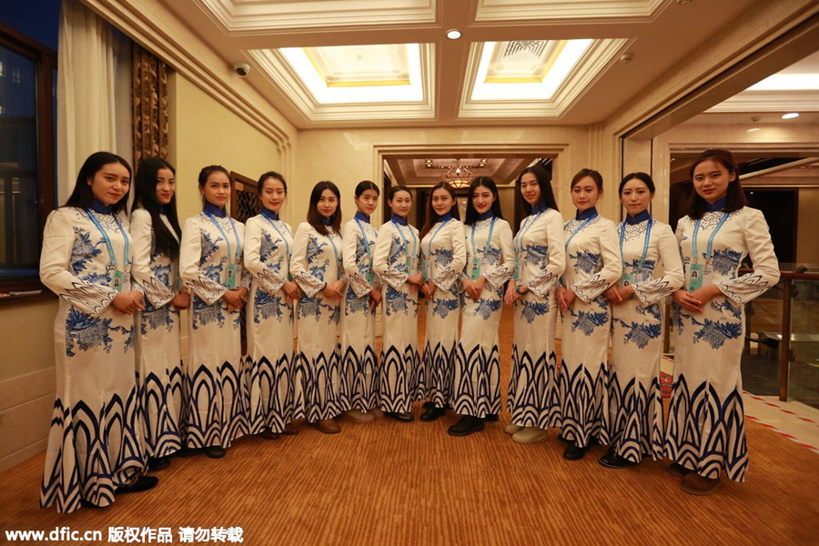 Student volunteers wear <EM>qipao</EM> for World Internet Conference