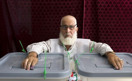 Defiant Afghans vote despite violence