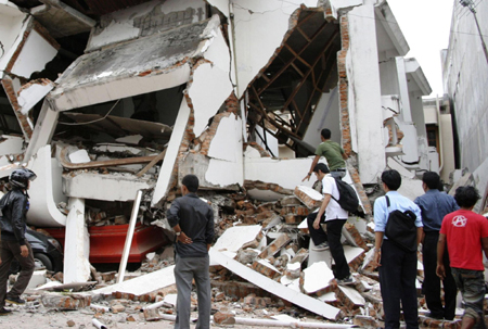 Indonesia quake kills 75, thousands trapped