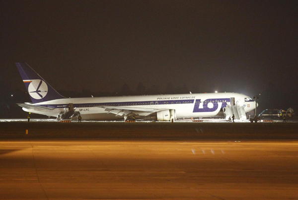 Plane carrying 230 makes emergency landing in Warsaw