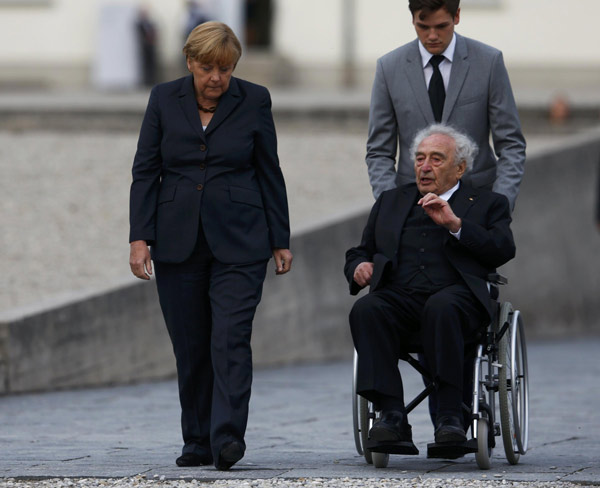 Merkel makes historic visit to Nazi Dachau camp