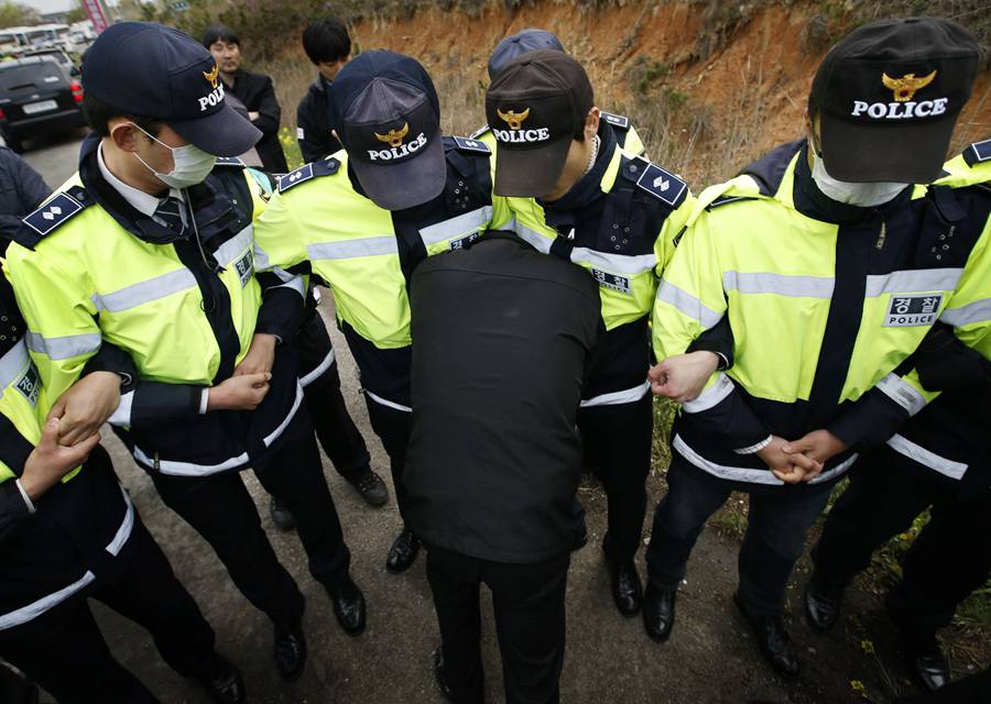 Angry relatives clash with S.Korea police