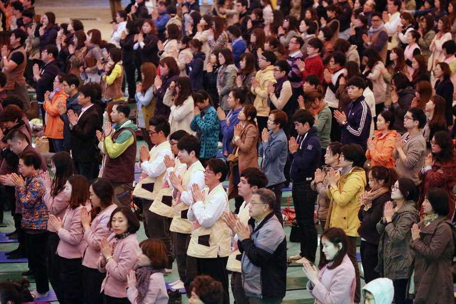 Death toll surges to 56 as divers enter sunken S.Korean ferry