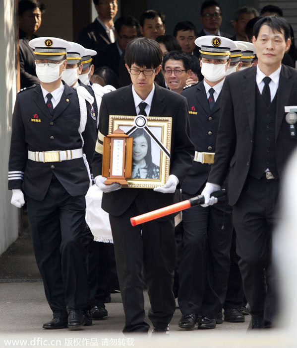 People suffer in funeral for victims, South Korea