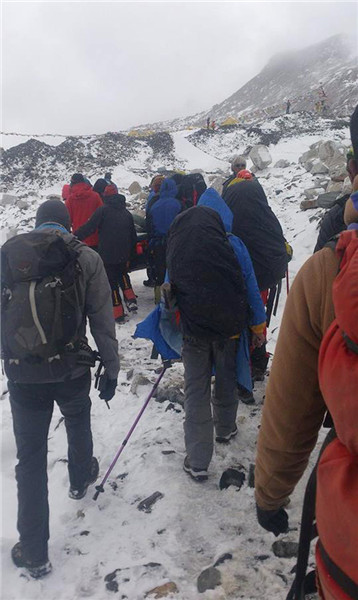 Survivor documents aftermath of Mt Qomolangma avalanche