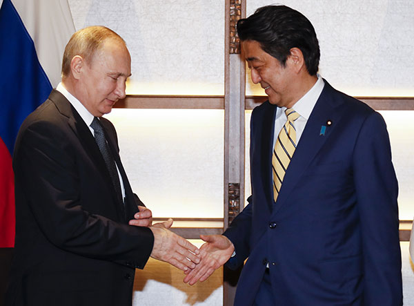 Abe, Putin discuss islands row