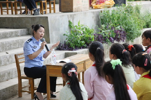 中越聯(lián)合打拐合作的橋梁——記廣西壯族自治區(qū)女警官潘琦