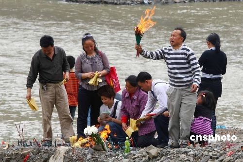 北川老縣城昨開城 數萬民眾祭奠遇難同胞(圖)