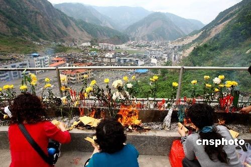 北川老縣城昨開城 數萬民眾祭奠遇難同胞(圖)